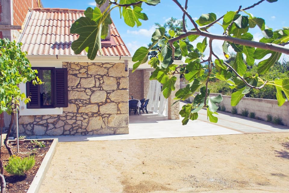 Property building, Patio, Facade/entrance, Natural landscape, Balcony/Terrace, Parking