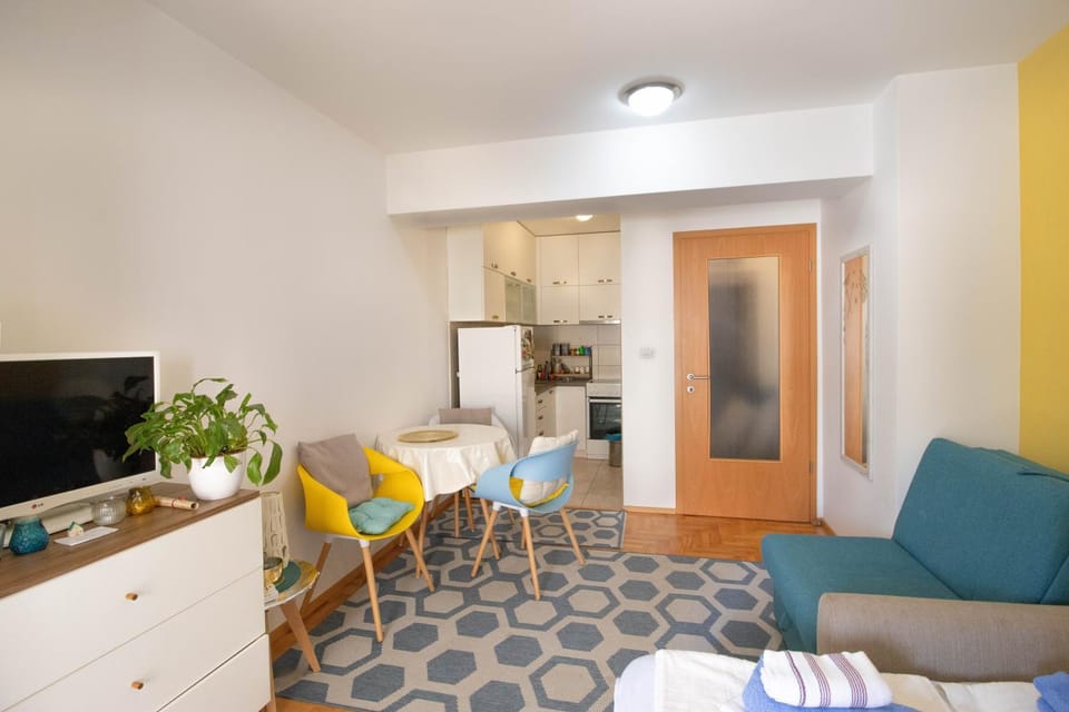 TV and multimedia, Seating area, Dining area