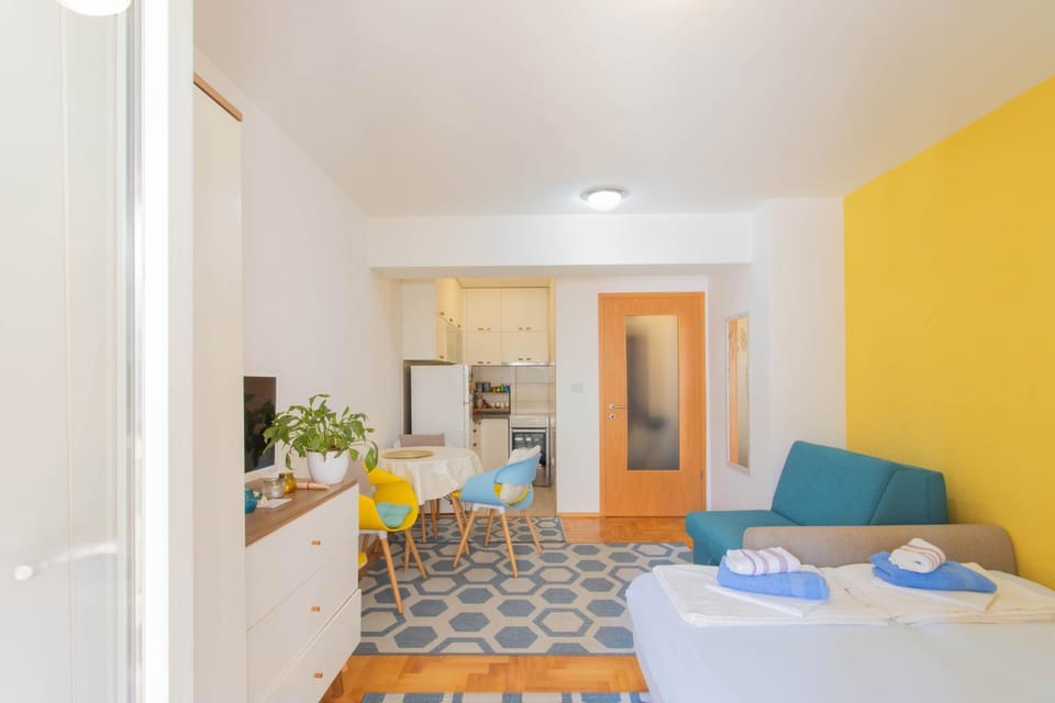 Bed, Living room, Photo of the whole room, Dining area, Bedroom
