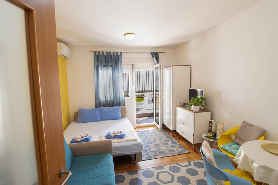 Bed, TV and multimedia, Living room, Photo of the whole room, Seating area, Bedroom, wardrobe