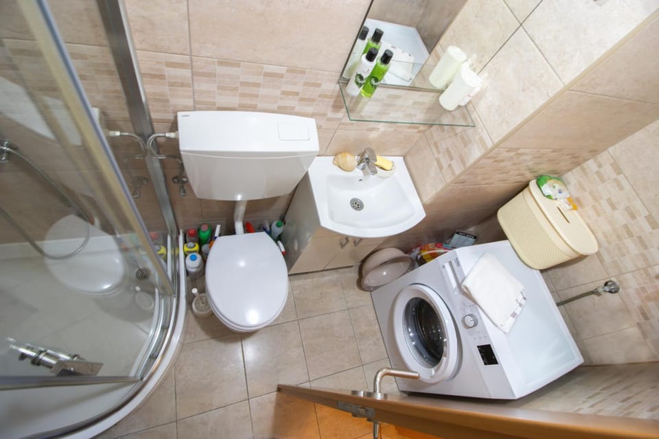 Shower, Toilet, Bathroom, towels, washing machine
