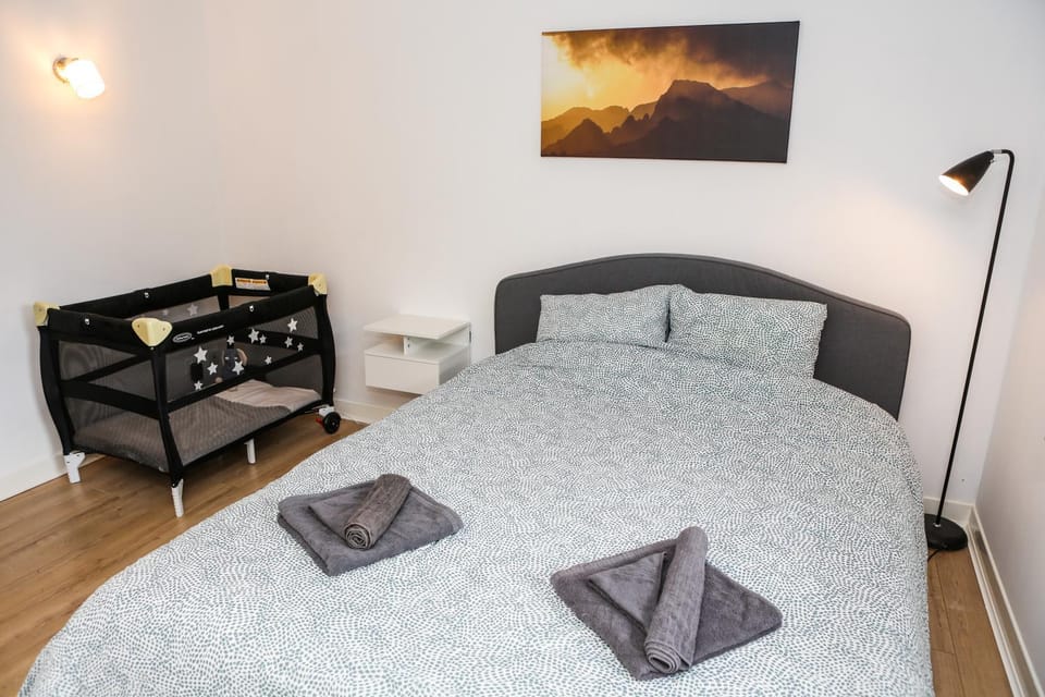 Bedroom, cot
