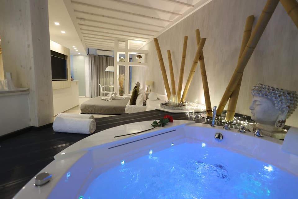 Communal lounge/ TV room, Hot Tub, Photo of the whole room, Pool view