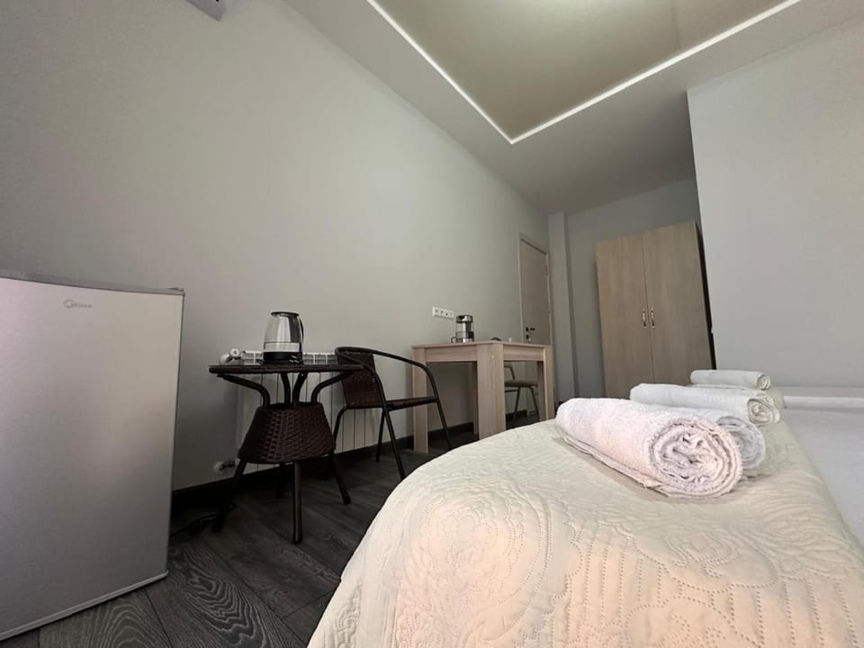 Bed, Photo of the whole room, wardrobe