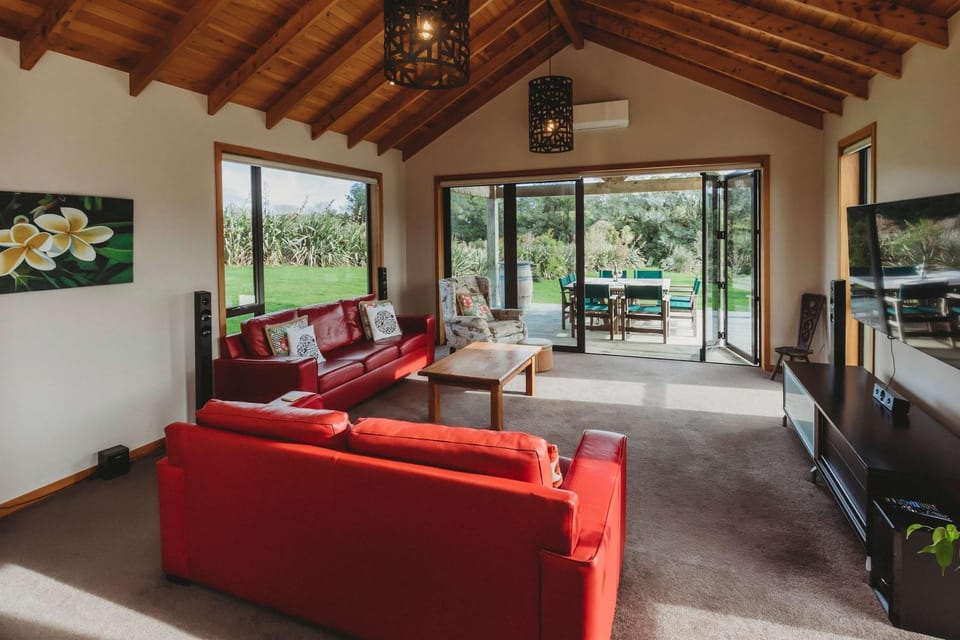 Serenity Lodge Getaway - with river views House in Taranaki, New Zealand
