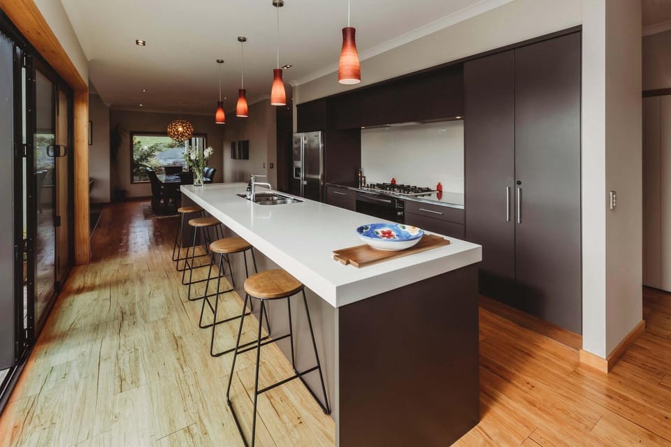 Serenity Lodge Getaway - with river views House in Taranaki, New Zealand