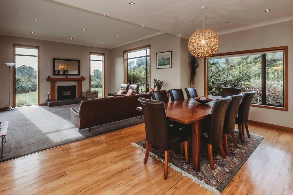 Serenity Lodge Getaway - with river views House in Taranaki, New Zealand