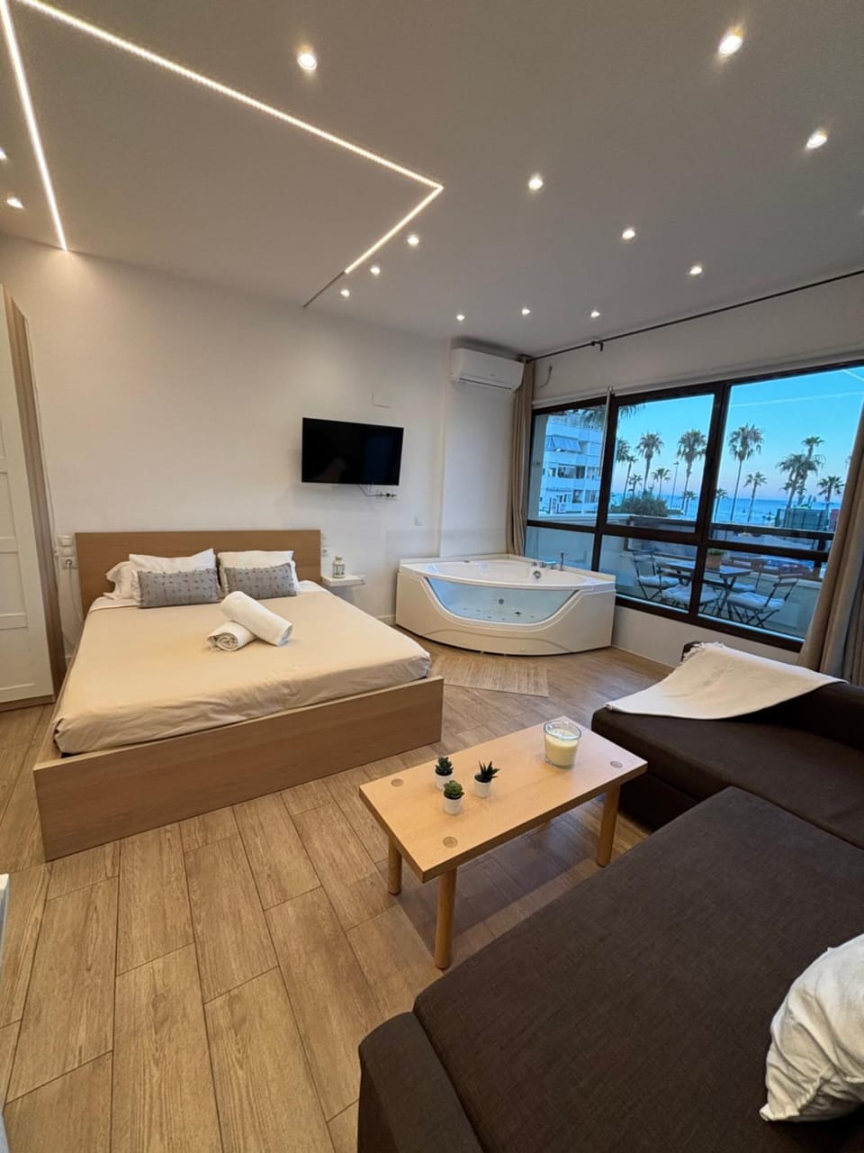 ALOHA BEACH ESTUDIO NUEVO JACUZZI FRENTE AL MAR Apartment in Benalmadena