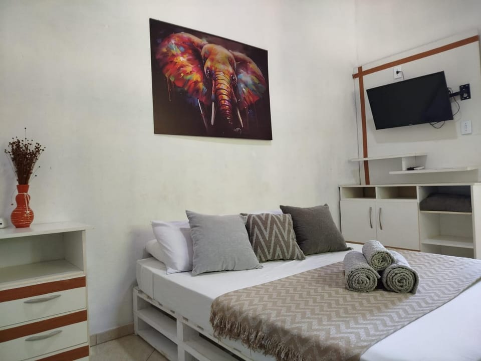 Bed, TV and multimedia, Evening entertainment, Bedroom, towels