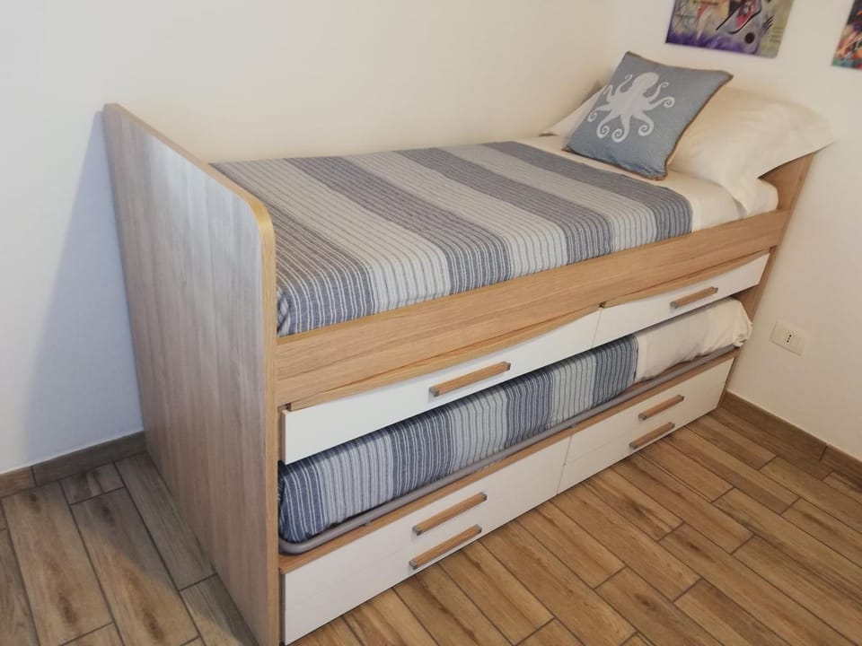 Bedroom, bunk bed
