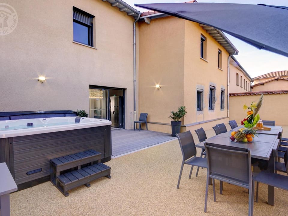 Gîte spacieux avec espace extérieur et jacuzzi à Montchal - FR-1-496-234 House in Auvergne-Rhône-Alpes