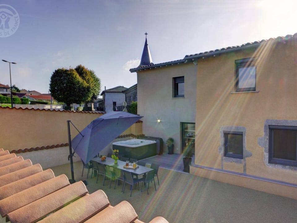 Gîte spacieux avec espace extérieur et jacuzzi à Montchal - FR-1-496-234 House in Auvergne-Rhône-Alpes