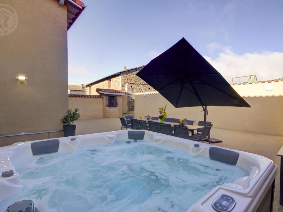 Gîte spacieux avec espace extérieur et jacuzzi à Montchal - FR-1-496-234 House in Auvergne-Rhône-Alpes