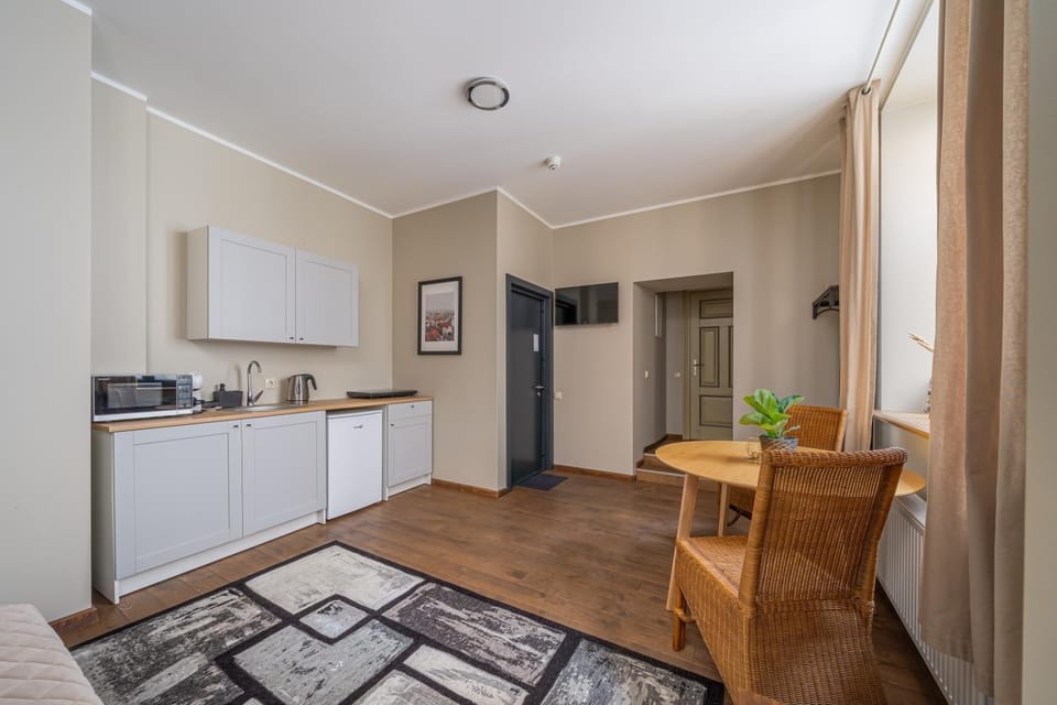 Kitchen or kitchenette, Dining area, minibar, stove