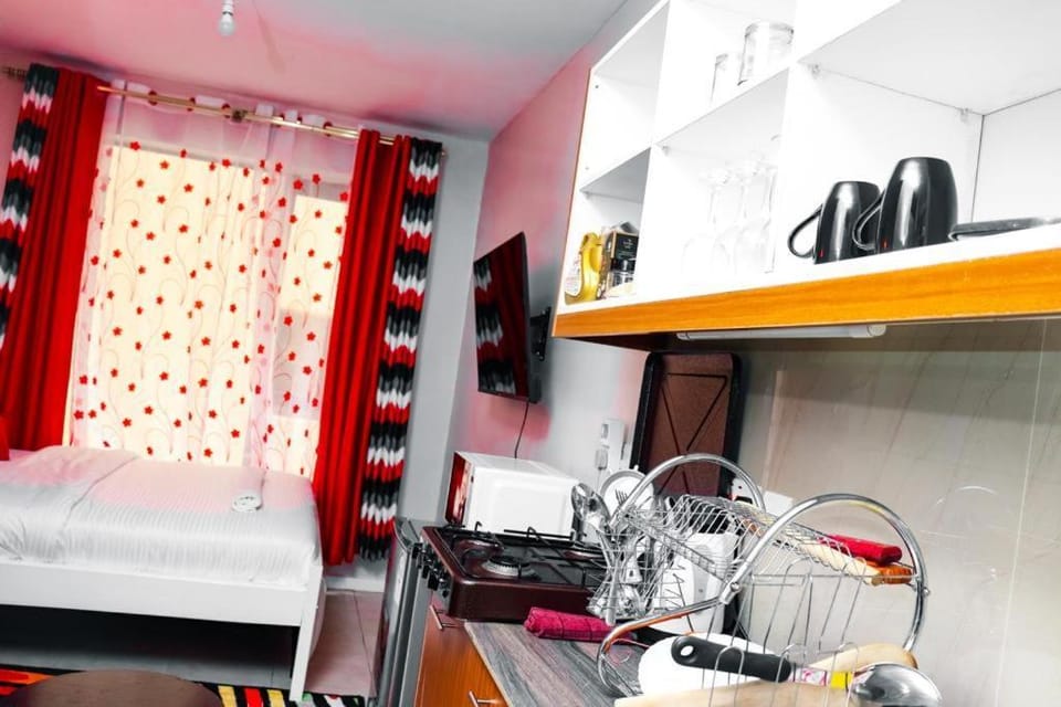 Kitchen or kitchenette, Living room, Seating area, Dining area