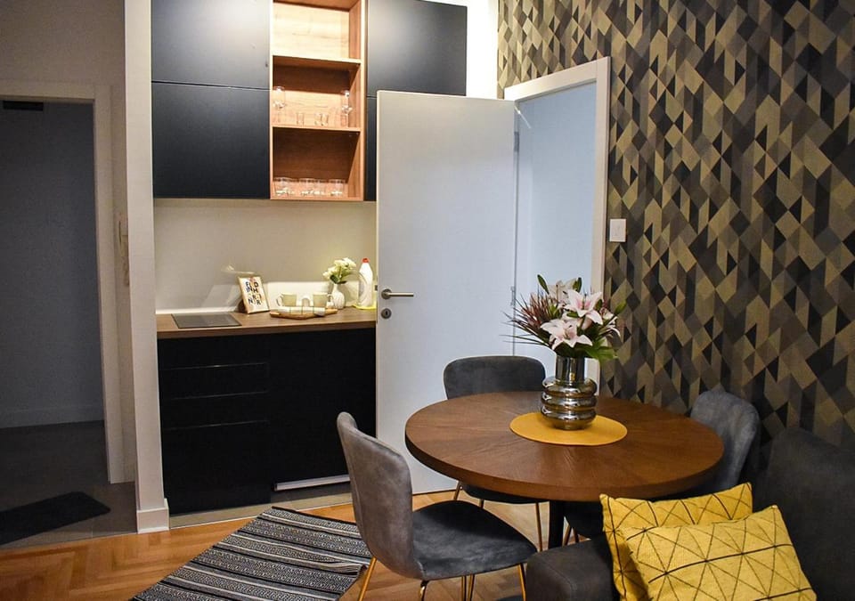 Coffee/tea facilities, Kitchen or kitchenette, Dining area