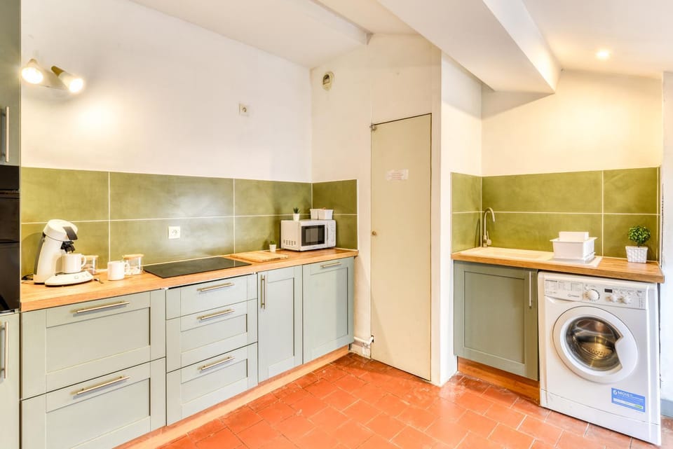 Coffee/tea facilities, dishwasher, stove