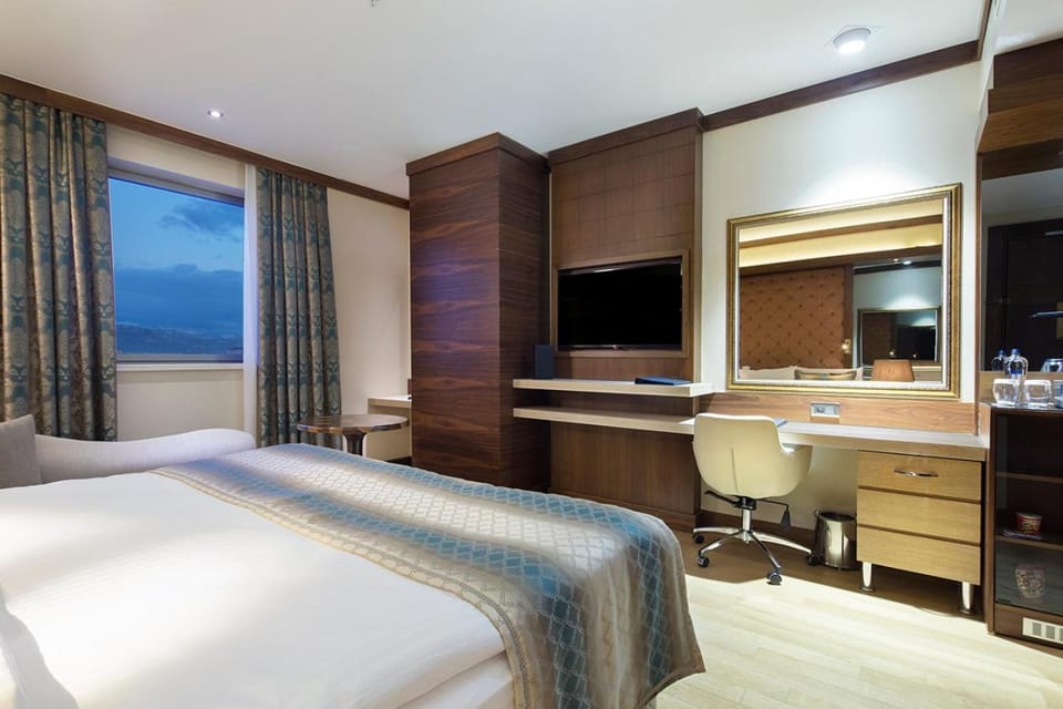 Communal lounge/ TV room, Bed, TV and multimedia, Bedroom