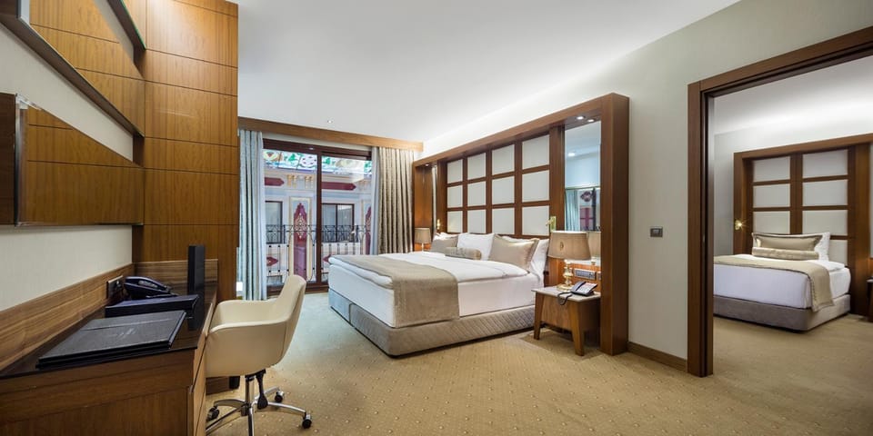 Bed, TV and multimedia, Photo of the whole room, Seating area, Bedroom