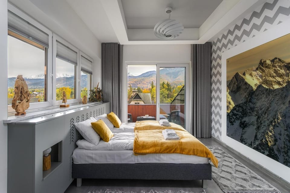 Bedroom, Mountain view