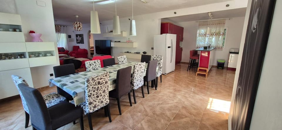Near the beach, 9 bedrooms, sleeps 19, Jacuzzi, Full AC, BBQ, 2 kitchens, 2 dishwashers, fast internet, ping pong, cars not necessary Villa in Baix Ebre