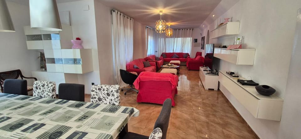 Near the beach, 9 bedrooms, sleeps 19, Jacuzzi, Full AC, BBQ, 2 kitchens, 2 dishwashers, fast internet, ping pong, cars not necessary Villa in Baix Ebre