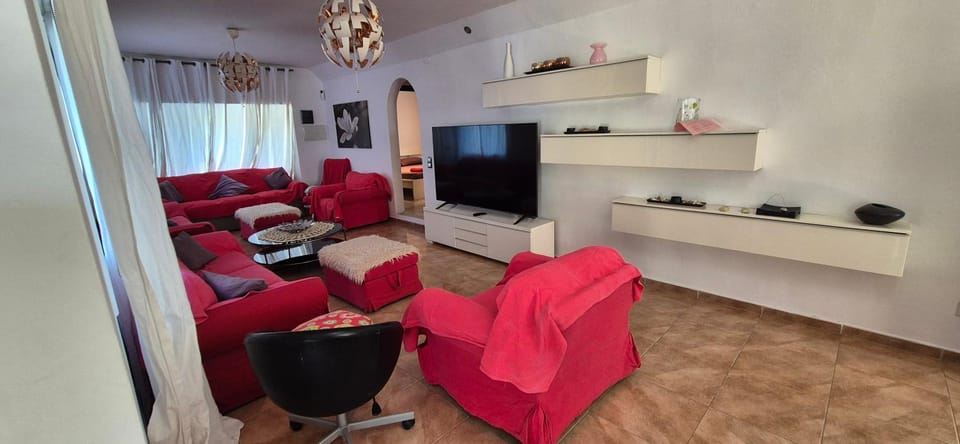 Near the beach, 9 bedrooms, sleeps 19, Jacuzzi, Full AC, BBQ, 2 kitchens, 2 dishwashers, fast internet, ping pong, cars not necessary Villa in Baix Ebre