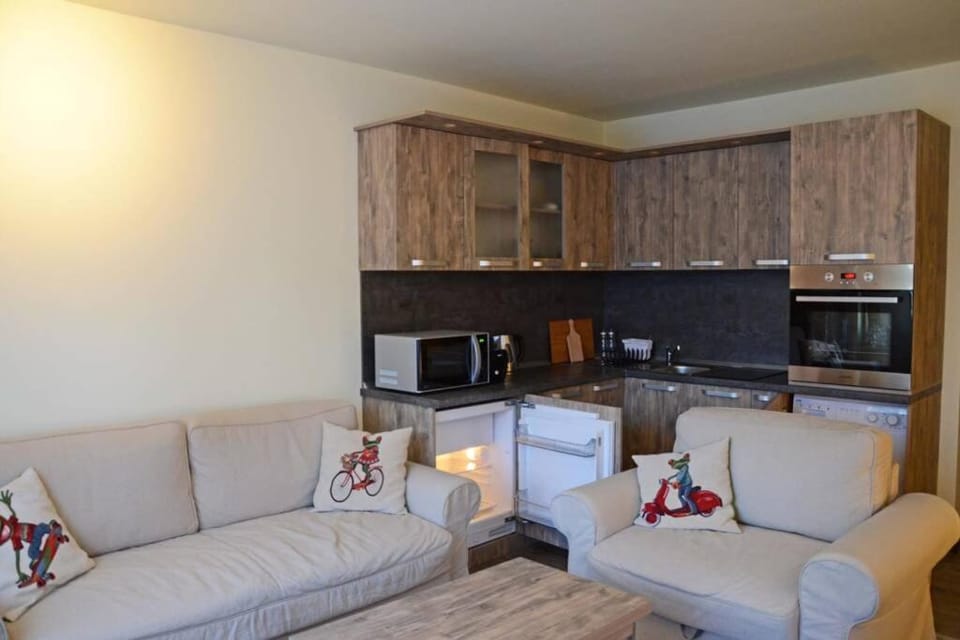 Kitchen or kitchenette, Living room, Seating area, Dining area