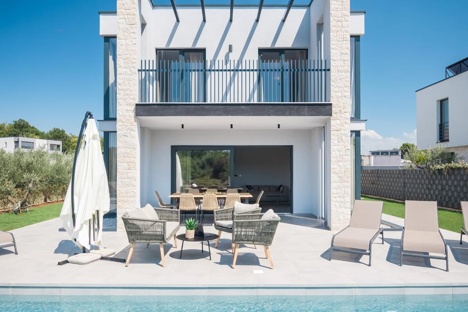 Property building, Day, Seating area, sunbed