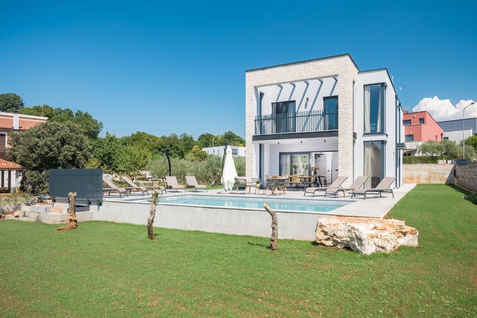 Property building, Day, Garden view, Pool view, Swimming pool, sunbed