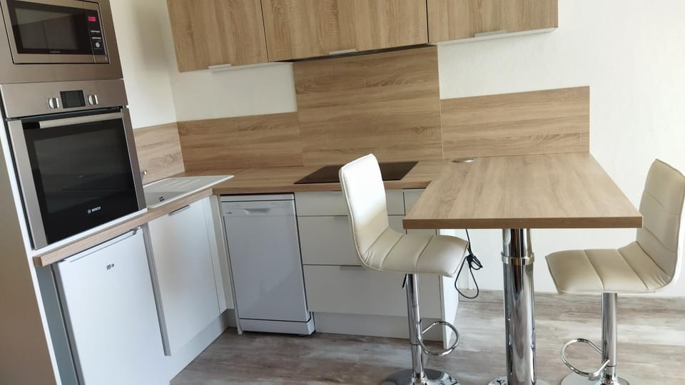 Kitchen or kitchenette, Dining area
