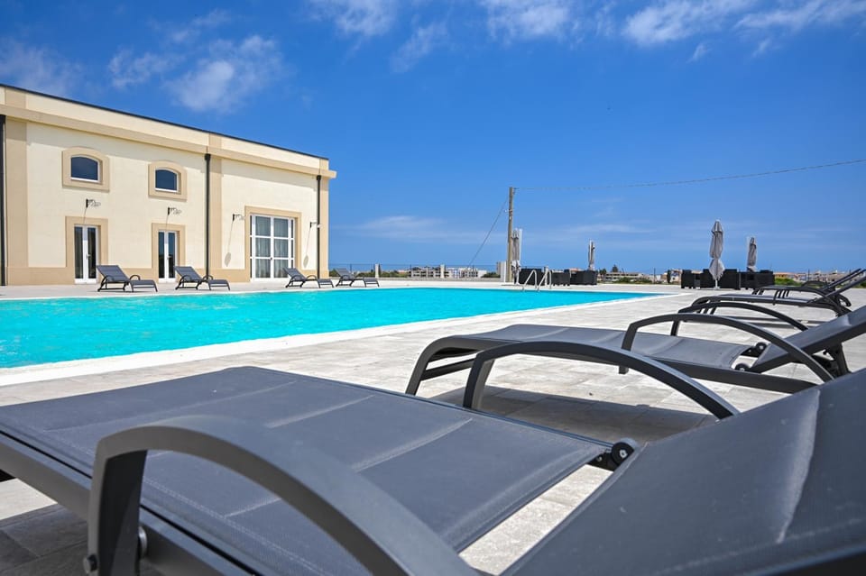 Day, Swimming pool, sunbed