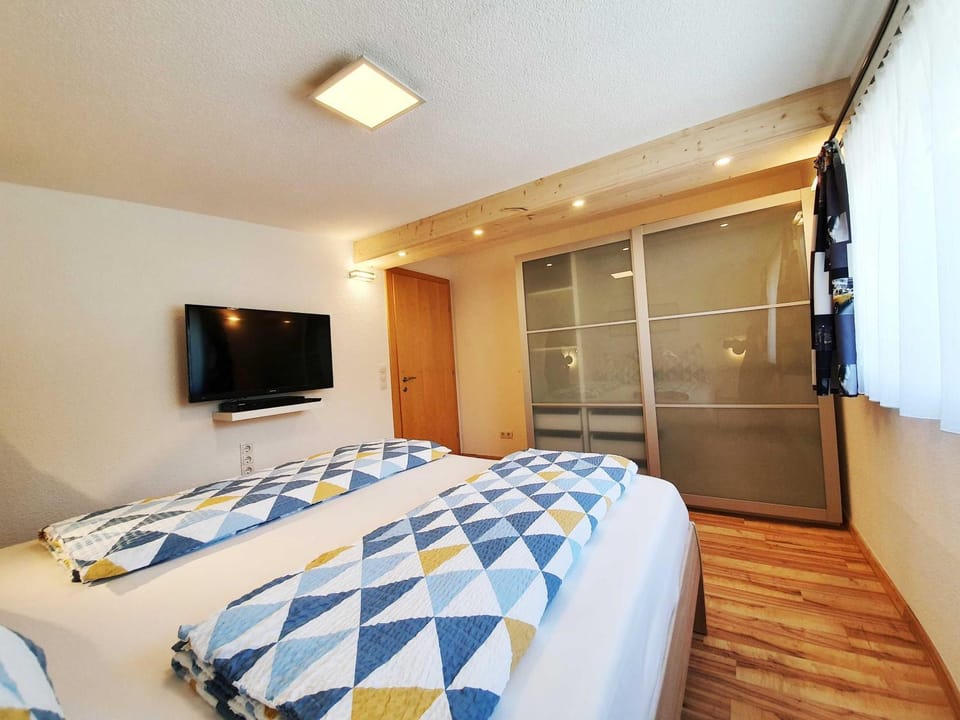 Bed, TV and multimedia, Photo of the whole room, Bedroom