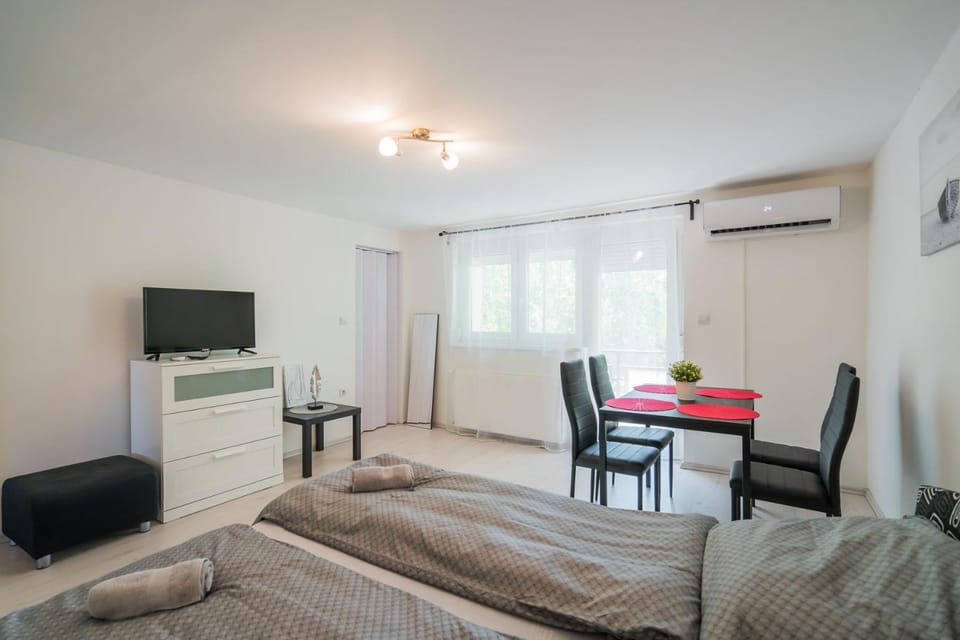 TV and multimedia, Living room, Dining area, air conditioner