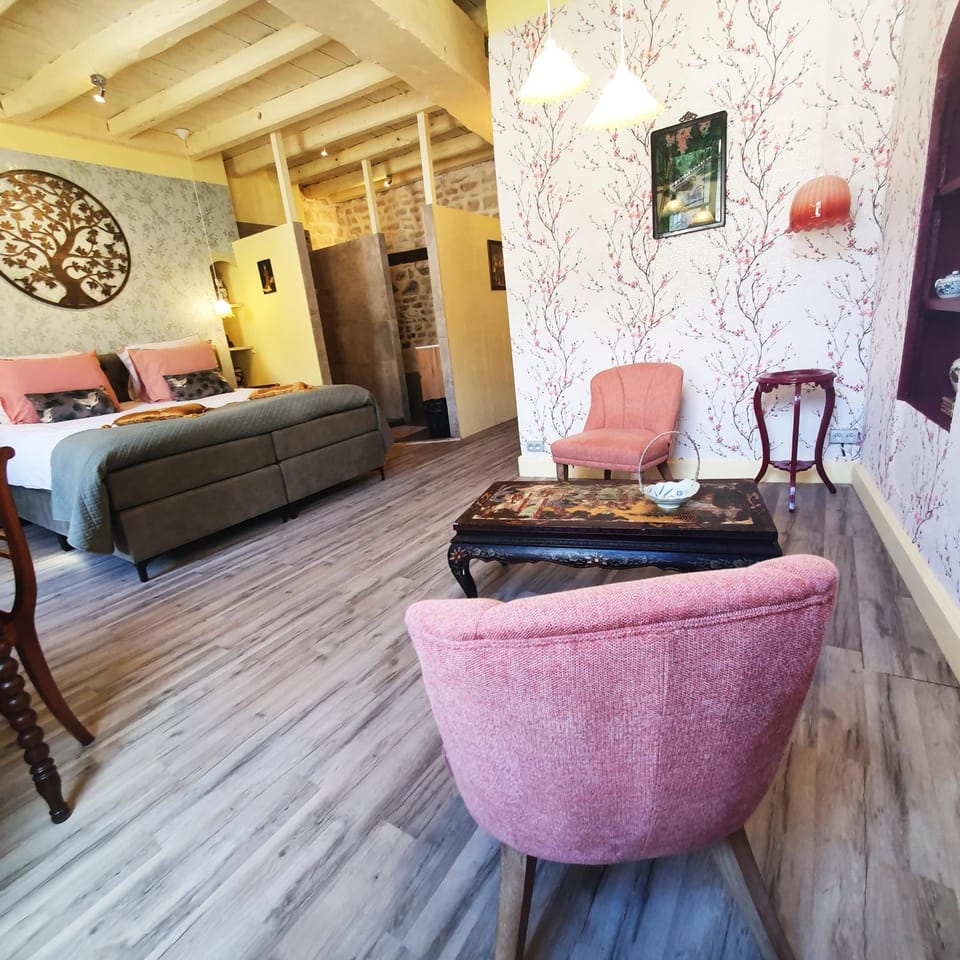 Bed, Photo of the whole room, Decorative detail, Seating area, Bedroom