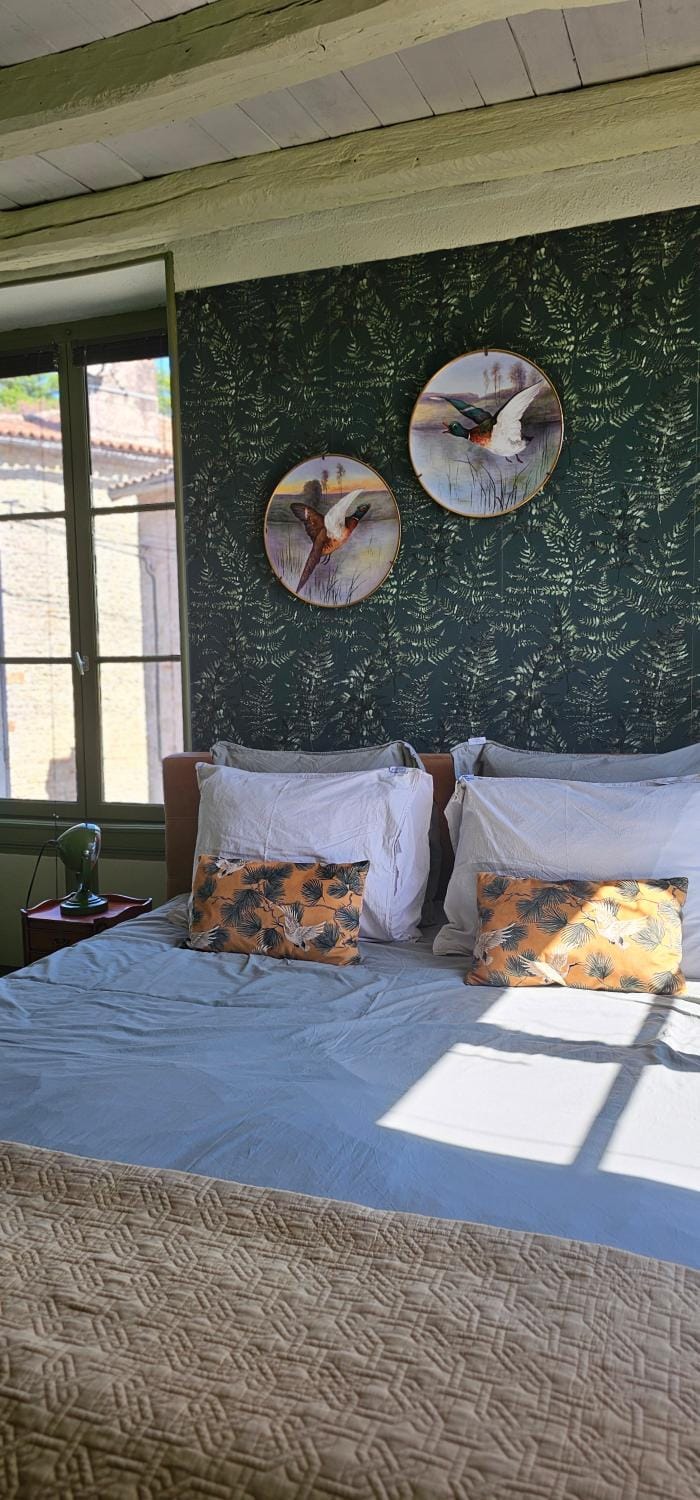 Bed, View (from property/room), Decorative detail, Quiet street view