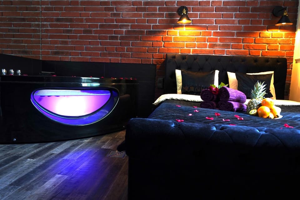 Hot Tub, Bedroom