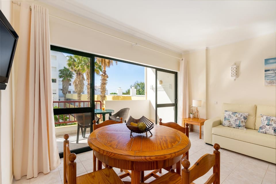 View (from property/room), Balcony/Terrace, Living room, Seating area, Dining area