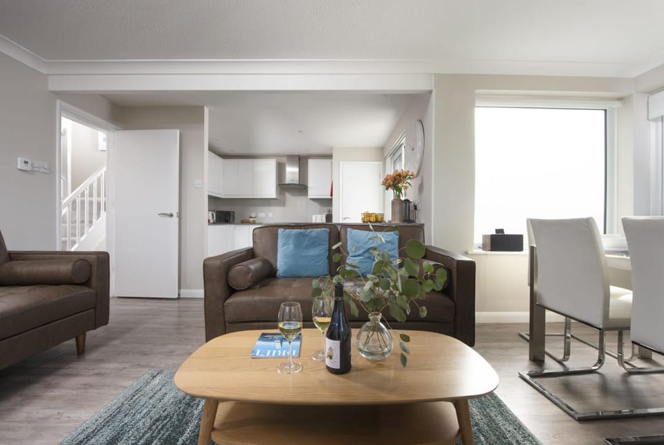 Kitchen or kitchenette, Living room, Seating area, Dining area