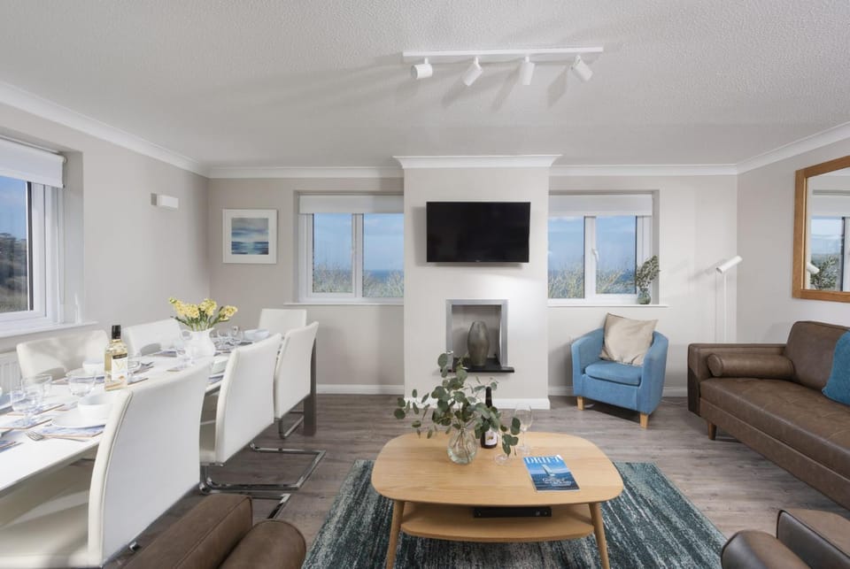 Communal lounge/ TV room, TV and multimedia, Living room, Dining area, Evening entertainment