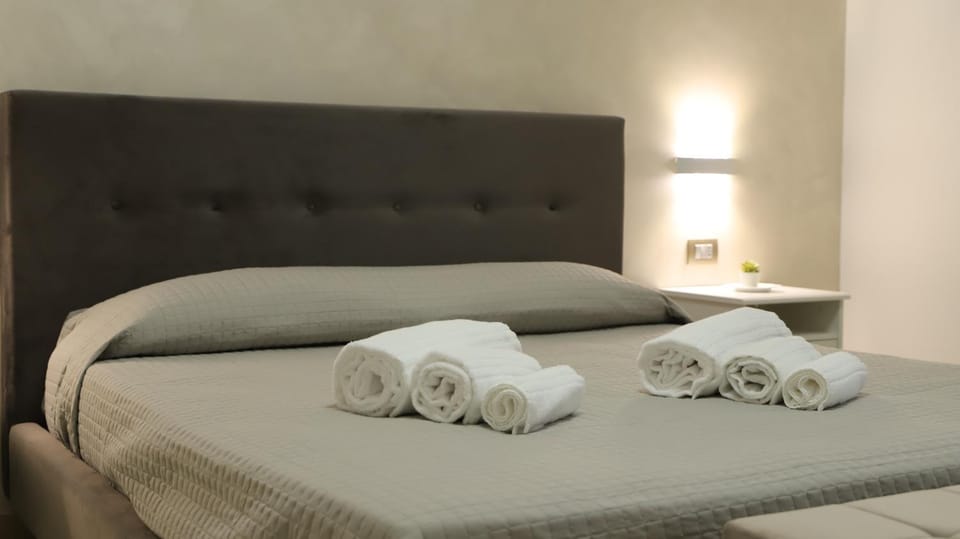 Bed, towels