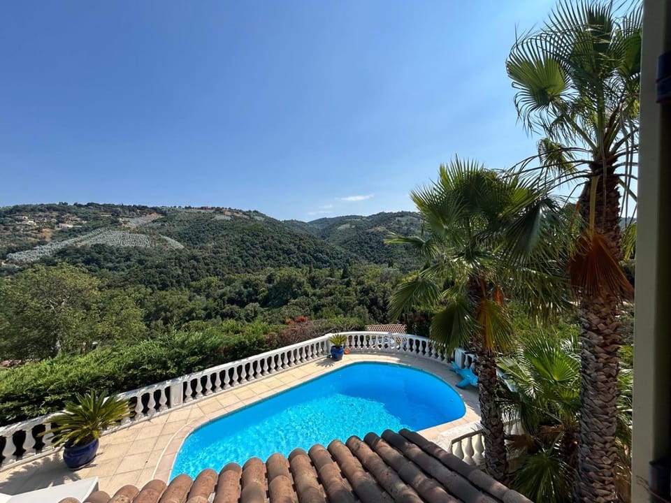 Mountain view, Pool view