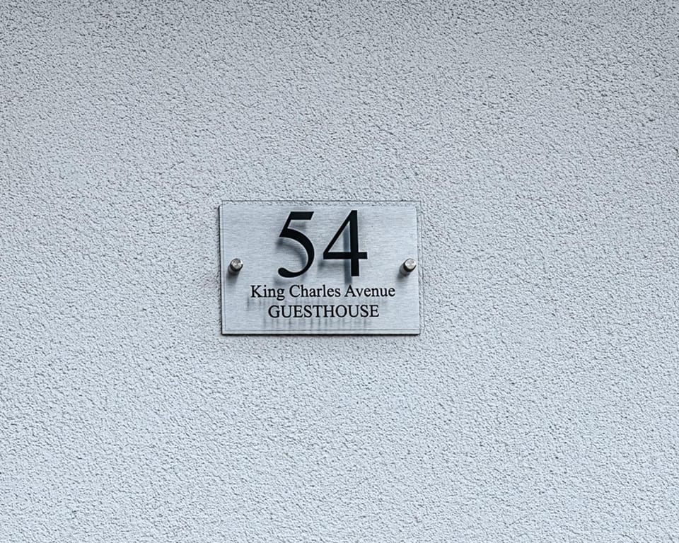 Modern and Stylish 1-Bedroom Guesthouse near M6 J10 Perfect for Business Stays & Couples Free Parking & Wi-Fi Apartment in Walsall