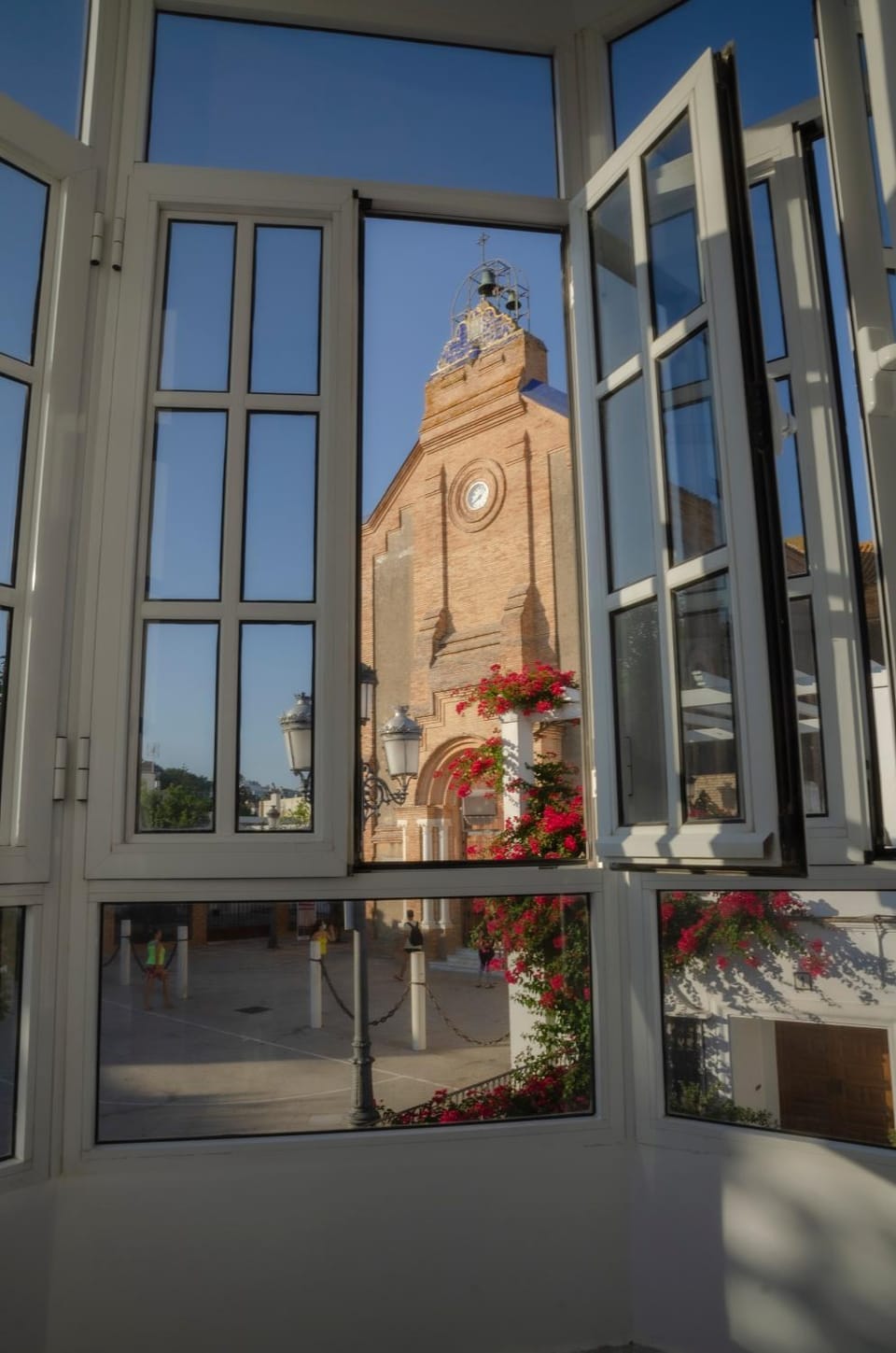 Nearby landmark, Facade/entrance