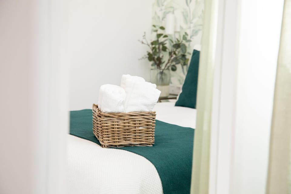 Bed, Bedroom, towels
