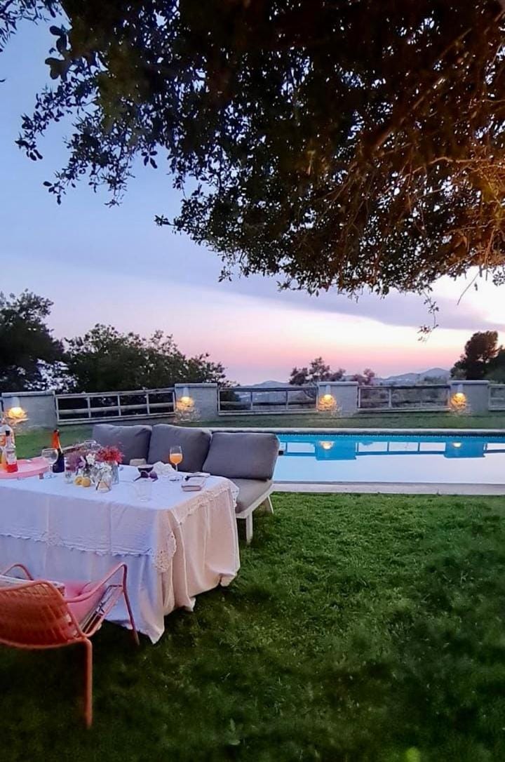 Property building, Garden, Solarium, Dining area, Pool view, Swimming pool, Dinner