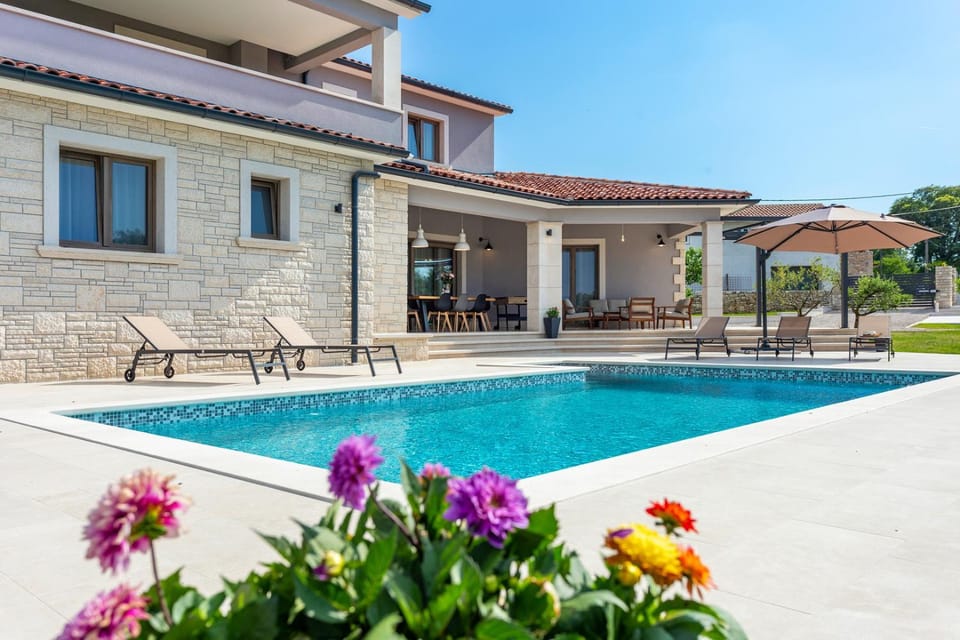 Property building, Swimming pool