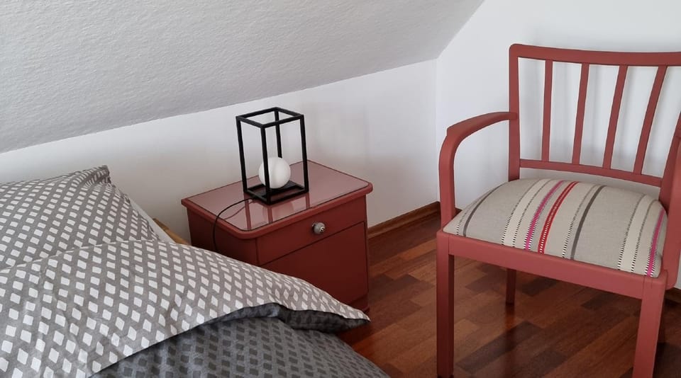 Bed, Photo of the whole room, Seating area, Bedroom