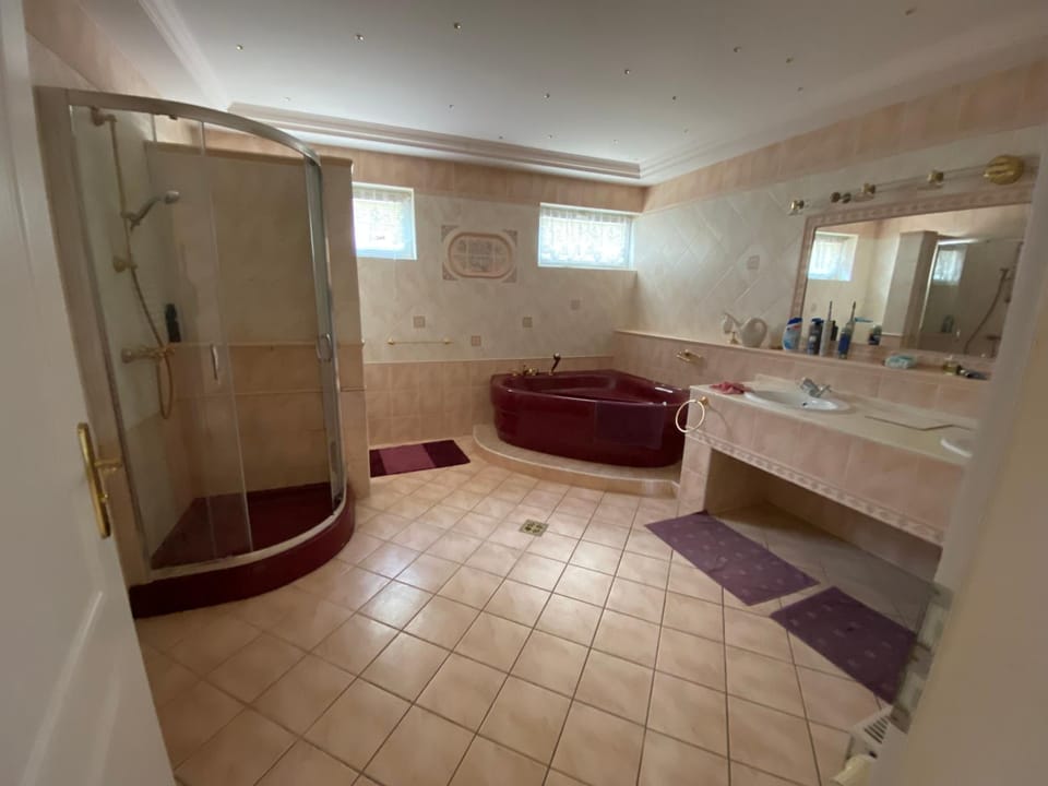 Property building, Bathroom, Bath