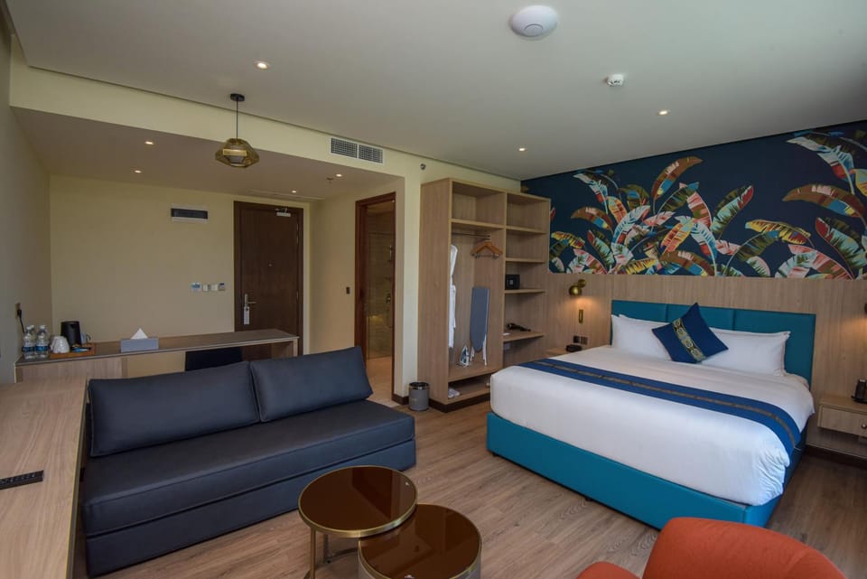 Bed, Living room, Photo of the whole room, Seating area, Bedroom